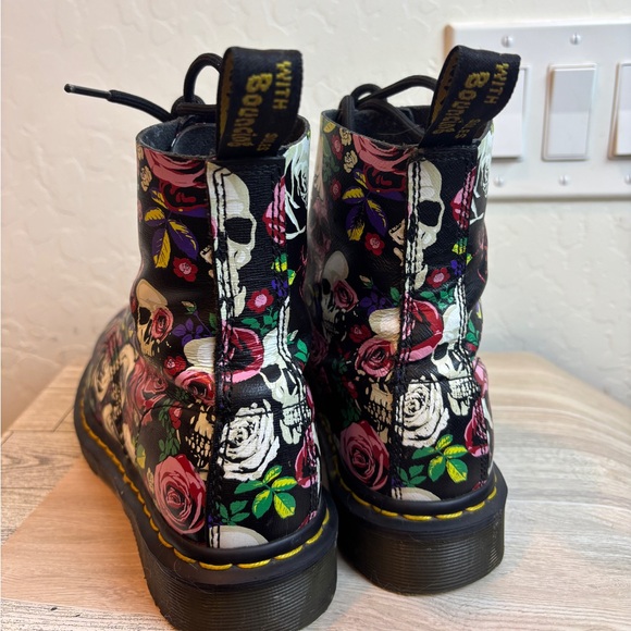 Dr. Martens Women 1460 Pascal Skull and Rose US 8 - Picture 2 of 9